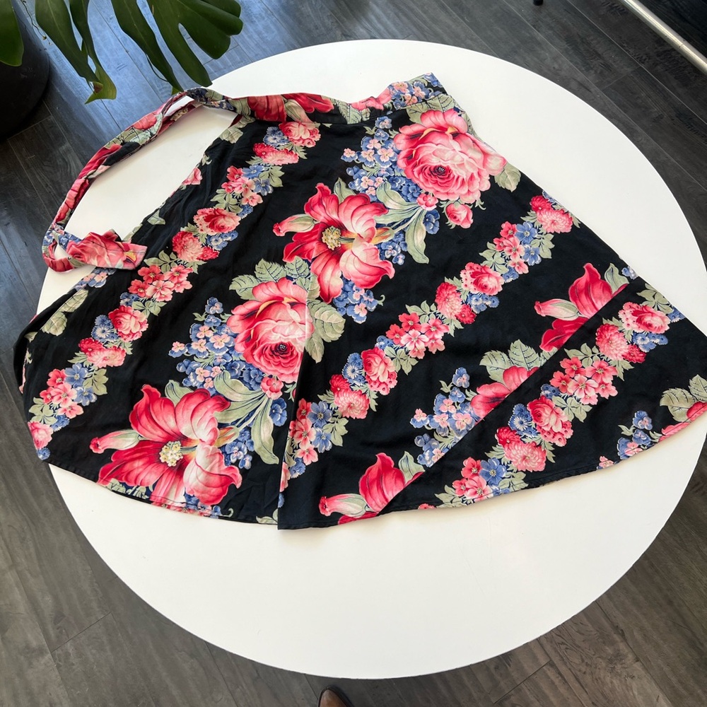 Vintage 100% cotton floral wrap skirt . XS/S
